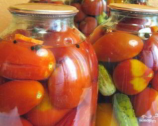 Консервированные помидоры с огурцами