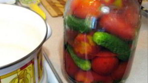 консервированные помидоры с огурцами