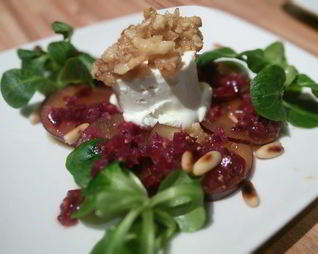 Козий сыр, запеченный под ореховой корочкой на сливовом карпаччо