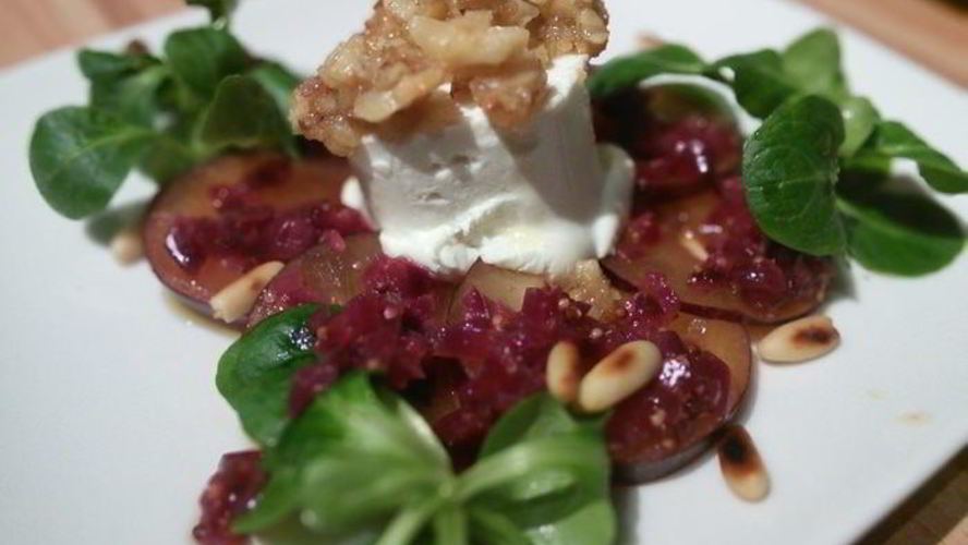 Рецепт козьего сыра, запеченного пода ореховой корочкой на сливовом карпаччо