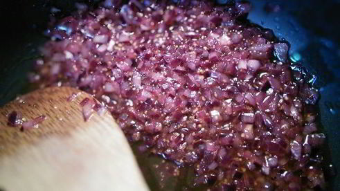 козий сыр, запеченный под ореховой корочкой на сливовом карпаччо