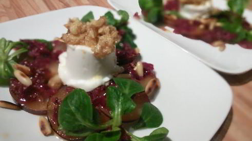 козий сыр, запеченный под ореховой корочкой на сливовом карпаччо