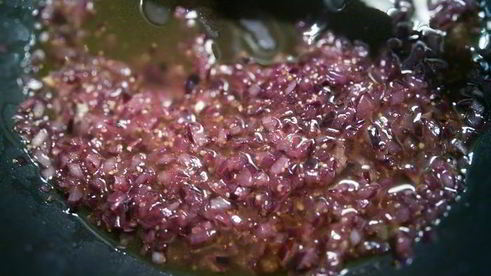 козий сыр, запеченный под ореховой корочкой на сливовом карпаччо