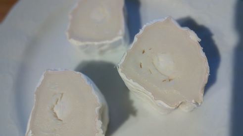 козий сыр, запеченный под ореховой корочкой на сливовом карпаччо