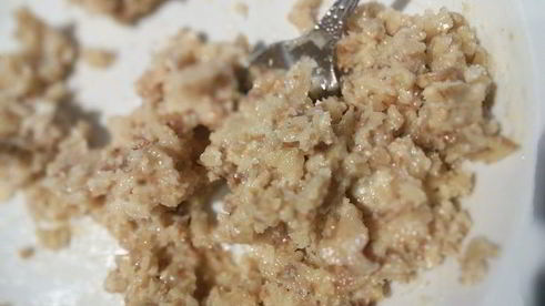 козий сыр, запеченный под ореховой корочкой на сливовом карпаччо