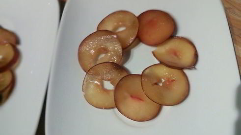 козий сыр, запеченный под ореховой корочкой на сливовом карпаччо