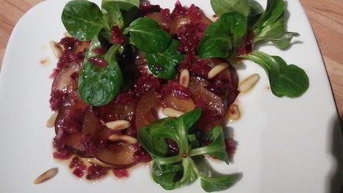 козий сыр, запеченный под ореховой корочкой на сливовом карпаччо