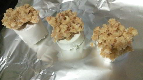 козий сыр, запеченный под ореховой корочкой на сливовом карпаччо