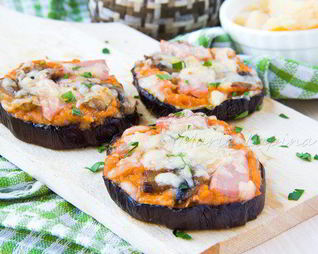 Мини-пиццы на баклажане с соусом пассата и сыром Джюгас