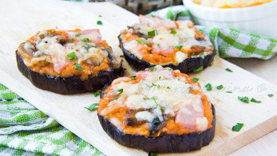 Рецепт мини-пицц на баклажане с соусом пассата и сыром джюгас