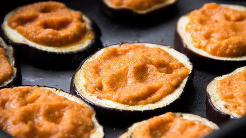 мини-пиццы на баклажане с соусом пассата и сыром джюгас