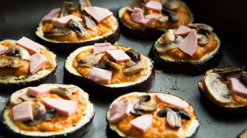 мини-пиццы на баклажане с соусом пассата и сыром джюгас