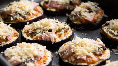 мини-пиццы на баклажане с соусом пассата и сыром джюгас