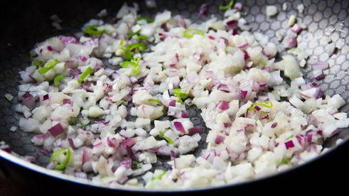 мини-пиццы на баклажане с соусом пассата и сыром джюгас