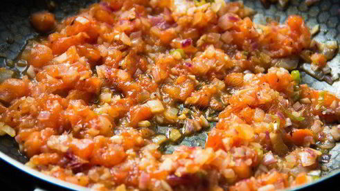 мини-пиццы на баклажане с соусом пассата и сыром джюгас