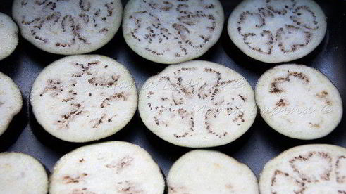 мини-пиццы на баклажане с соусом пассата и сыром джюгас