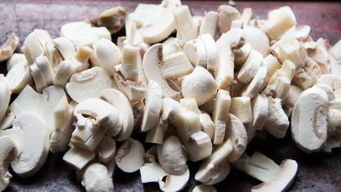 мини-пиццы на баклажане с соусом пассата и сыром джюгас