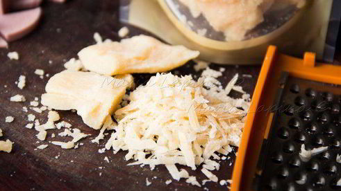 мини-пиццы на баклажане с соусом пассата и сыром джюгас