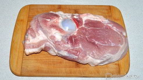 мясо, запеченное в маринованном луке