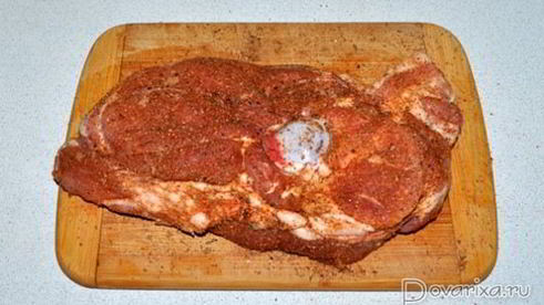 мясо, запеченное в маринованном луке