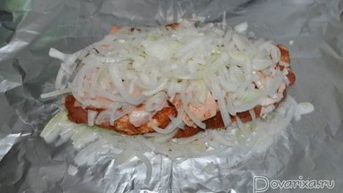 мясо, запеченное в маринованном луке