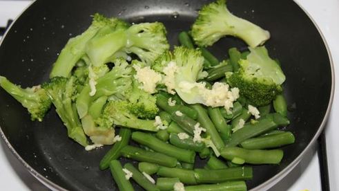 белковый омлет с брокколи и фасолью