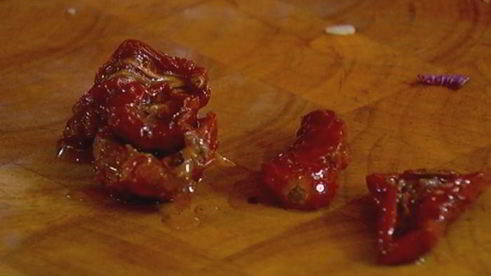 фриттата с сыром, тимьяном и вялеными помидорами