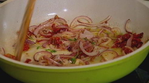 фриттата с сыром, тимьяном и вялеными помидорами