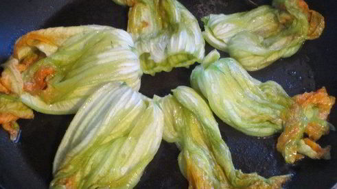 фриттата с цветками цукини