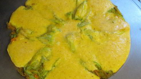 фриттата с цветками цукини