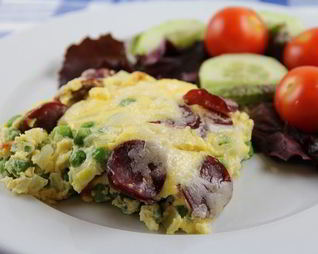 Фриттата с зеленым горошком, ветчиной и луком