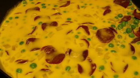 фриттата с зеленым горошком, ветчиной и луком