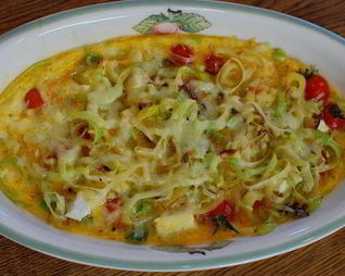 Фриттата со спаржей, помидорами и фетой