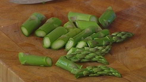 фриттата со спаржей, помидорами и фетой