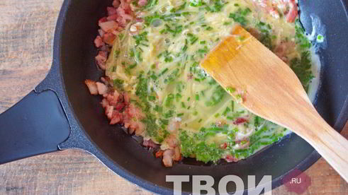 омлет на сковороде