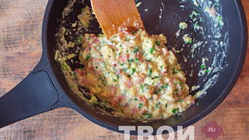 омлет на сковороде