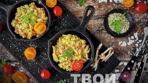 омлет на сковороде