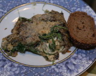 Омлет с грибами, руколой и голубым сыром