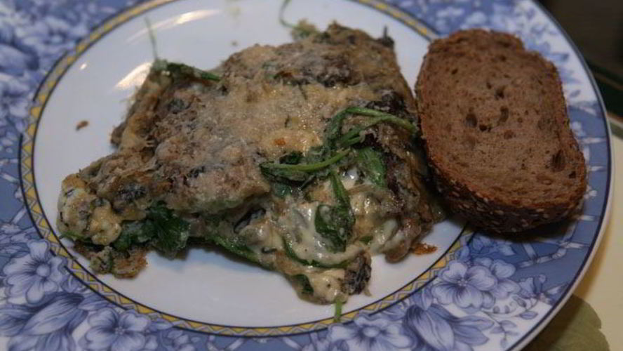 Рецепт омлета с грибами, руколой и голубым сыром