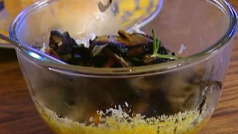 омлет с грибами, руколой и голубым сыром