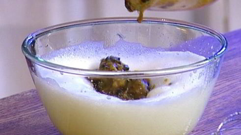 омлет с грибами, руколой и голубым сыром