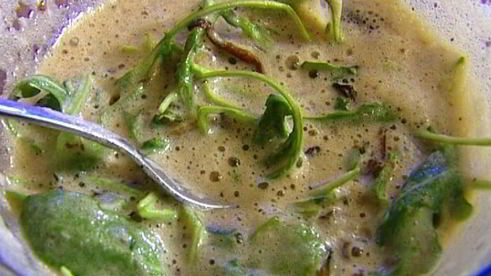 омлет с грибами, руколой и голубым сыром