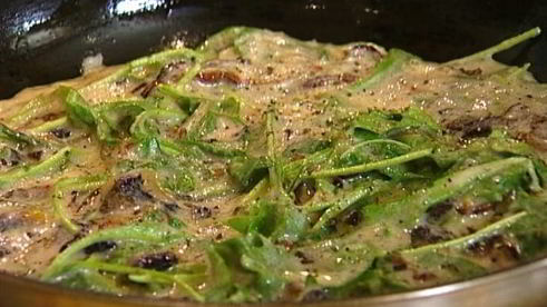 омлет с грибами, руколой и голубым сыром