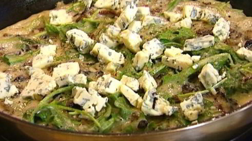 омлет с грибами, руколой и голубым сыром