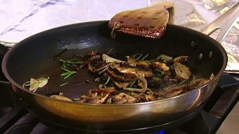 омлет с грибами, руколой и голубым сыром