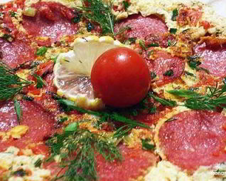 Омлет с колбасой и помидорами