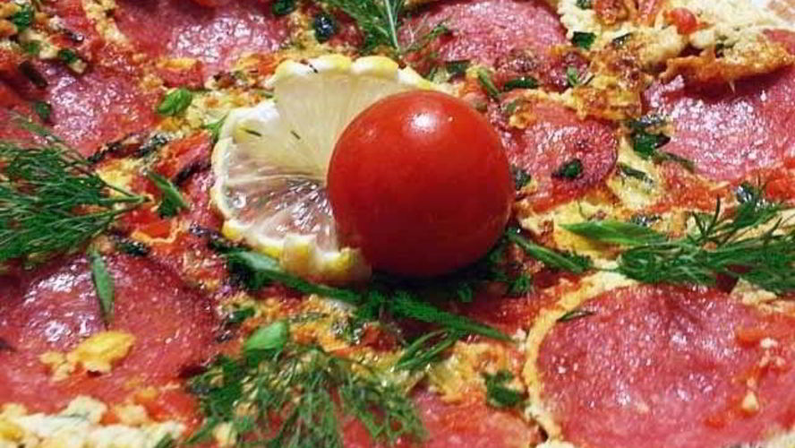 Рецепт омлета с колбасой и помидорами