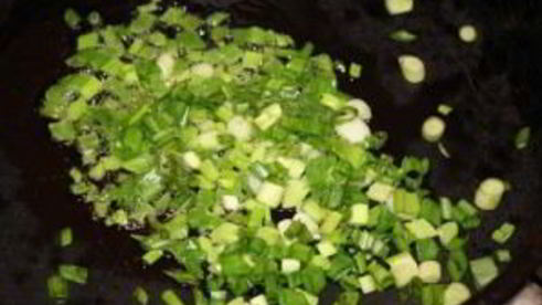 омлет с колбасой и помидорами