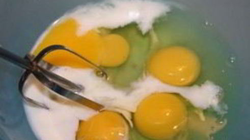 омлет с колбасой и помидорами