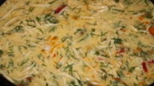 омлет с колбасой и помидорами